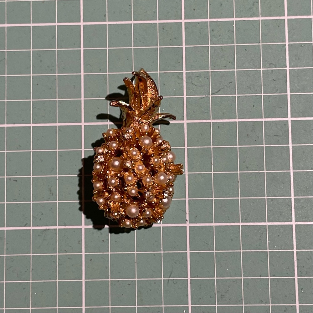 Alice Caviness pineapple brooch pin